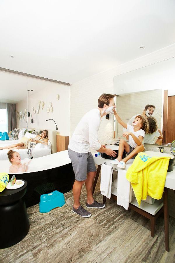 Family Selection At Grand Palladium Select Costa Mujeres Cancun Luaran gambar